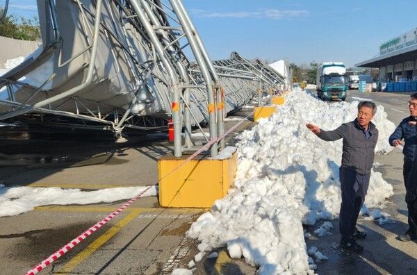 박서홍 농업경제 대표이사(맨 왼쪽)가 29일 평택물류센터를 찾아 가설건축물 붕괴 현장을 점검하고 있다. [농협경제지주]
