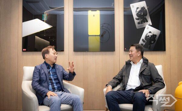 윤호영 카카오뱅크 대표이사(왼쪽)와 아르시드 난다위다야(Arthid Nanthawithaya) SCBX 대표이사가 1일(금) 태국 금융지주회사 SCBx가 카카오뱅크 판교오피스에서 가상은행 합작 인가 추진 현황에 대한 회의를 진행하고 있다 [카카오뱅크]