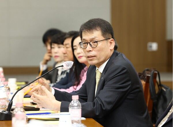 김성태 IBK기업은행장이 5일 대구상공회의소에서 열린 중소기업 현장 간담회에서 중소기업 대표들과 대화하고 있다. [IBK기업은행]