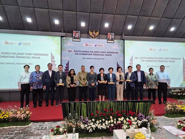 지난 4일 인도네시아 발리에서 열린 한국 금융감독원(FSS)과 인도네시아 금융감독청(OJK)이 공동 주최하는 ‘금융사기 방지 및 금융 이해력 향상’ 국제 워크숍에서 박현주 신한은행 소비자보호그룹장(오른쪽에서 다섯번째), 김미영 금융감독원 금융소비자보호처장(왼쪽에서 일곱번째), 프리데리카 위디야사리 데위 인도네시아 금융감독청 소비자보호 담당 최고 책임자(왼쪽에서 여덟번째)와 관계자들이 기념촬영을 하고 있다. [신한은행]