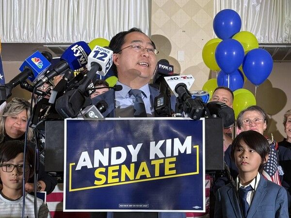 한국계 최초로 미국 연방 상원의원에 당선된 앤디 김(42·민주) 당선인이 5일(현지시간) 미국 뉴저지주 체리힐의 더블트리 호텔에서 가진 회견에서 당선 소감을 발표하고 있다. [연합뉴스]