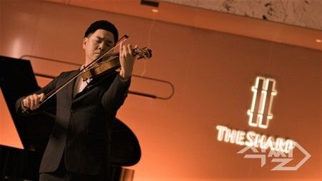 리처드 용재 오닐의 연주 모습. [포스코이앤씨]