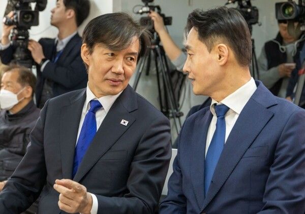 조국 조국혁신당 대표(왼쪽)과 윤재관 대변인. [조국혁신당]