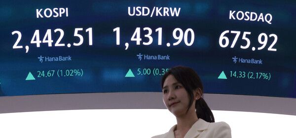 11일 오후 서울 중구 하나은행 딜링룸 모습 [연합뉴스]