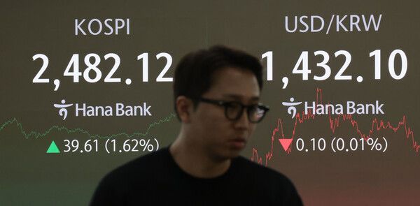 12일 오후 서울 중구 하나은행 딜링룸 모습 [연합뉴스]