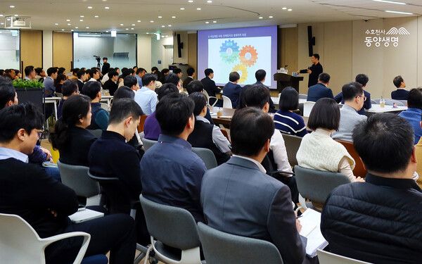 김광석 한국경제산업연구원 경제연구실장(한양대학교 겸임교수)이 지난 11일 동양생명이 개최한 ‘뉴 이노베이션 포럼’에서 ‘2025년 경제를 규정 지을 18대 경제 트렌드’에 대해 강연을 하고 있다. [동양생명]
