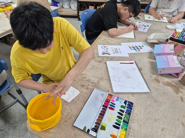 스프링샤인 작가 작업 사진 [지역문화진흥원]