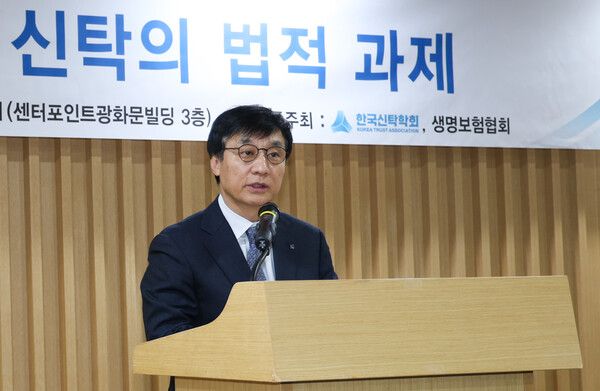 김철주 생명보험협회 회장이 13일 생명보험교육문화센터에서 열린 ‘2024년 한국신탁학회 동계학술대회’에서 발언하고 있다. [생명보험협회]