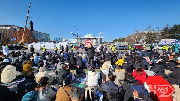 '윤석열 즉각 퇴진·사회대개혁 비상행동' 주최로 14일 오후 서울 영등포구 국회의사당 인근에서 열린 탄핵소추안 국회 통과 촉구 촛불집회에서 참가자들이 응원봉을 들고 집회에 참여하고 있다. [직썰]