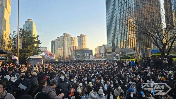 윤석열 대통령 탄핵 촉구 집회 참가자들이 14일 서울 여의도역 인근에서 '윤석열 퇴진' 구호를 외치고 있다. [직썰]