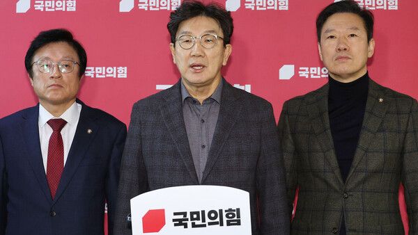 국민의힘 권성동 원내대표가 15일 오후 국회에서 백브리핑을 통해 입장을 밝히고 있다. [연합뉴스]