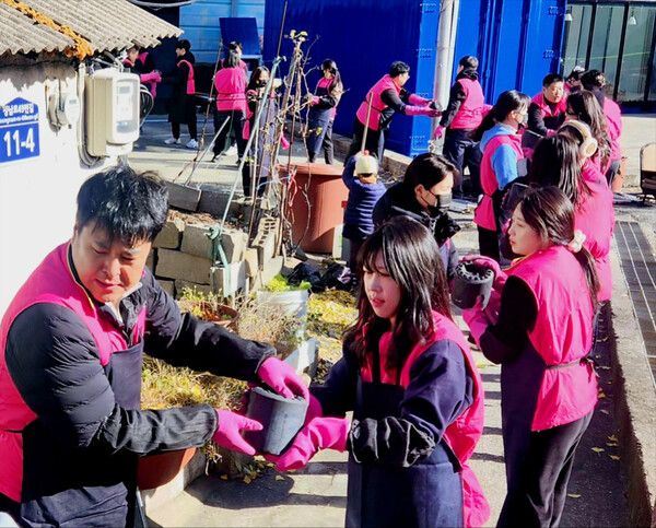 흥국화재 봉사동아리 직원과 가족들이 14일 부산 동구에서 에너지 취약계층에게 연탄을 직접 배달하는 봉사활동을 진행했다. [흥국화재]