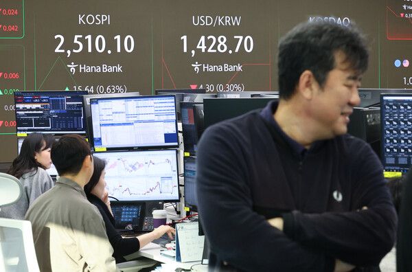 16일 오전 서울 중구 하나은행 본점 딜링룸 모습 [연합뉴스]