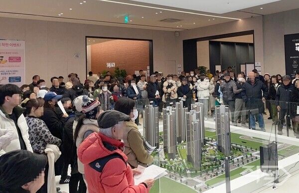 방문객들이 ‘평택 브레인시티 수자인’ 견본주택을 관람하고 있다 [(주)한양]