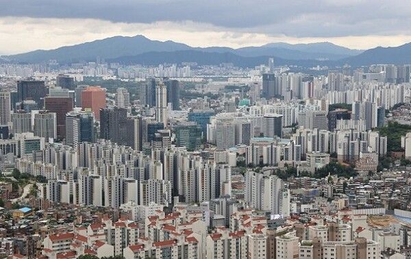 한국은행은 내년 우리경제 성장률을 1.9%로 전망했다..사진은 서울 시내 아파트와 주택가 모습. [연합뉴스]