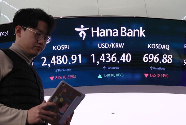 17일 서울 중구 하나은행 본점 딜링룸 모습 [연합뉴스]