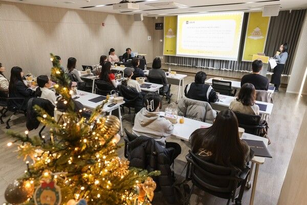 카카오뱅크 '모두의자립' 프로젝트에 참가한 자립준비청년들이 지난 16일 서울시 용산구 서울시자립지원전담기관에서 열린 '모두의자립' 성과공유회에 참석해 발표를 듣고 있다. [카카오뱅크]