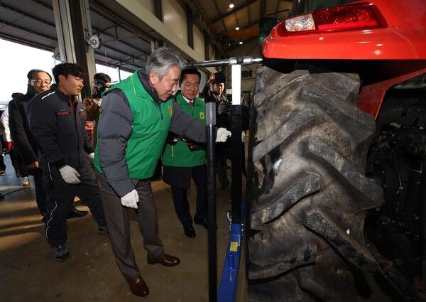강호동 농협중앙회장이 지난 17일 충남 논산 부적농협 광역농기계센터 공동수리지정점 선정식에서 농기계 정비 시연을 하고 있다. [농협]
