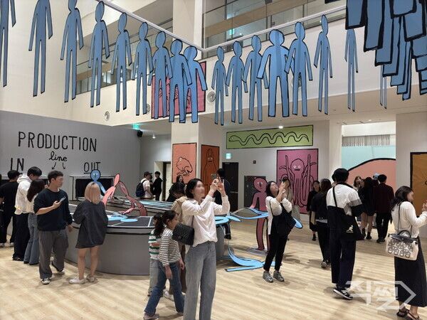 서울 퍼블릭가산에서 진행 중인 ‘장줄리앙의 종이세상’ 전시가 연말연시를 맞아 지역 문화예술 활성화를 위한 다양한 이벤트를 진행한다. [씨씨오씨]