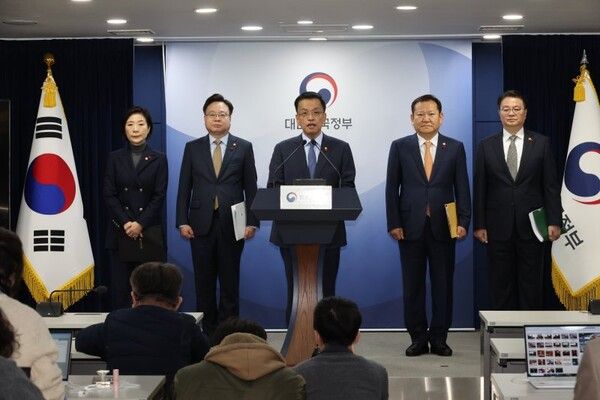 최상목 부총리 겸 기획재정부 장관이 2일 서울 종로구 정부서울청사에서 관계장관들이 참석한 가운데 열린 야당 단독감액안 정부입장 합동 브리핑에서 발언하고 있다. 뒷줄 왼쪽부터 오영주 중소벤처기업부 장관, 조규홍 보건복지부 장관, 이상민 행정안전부 장관, 방기선 국무조정실장. [연합뉴스]