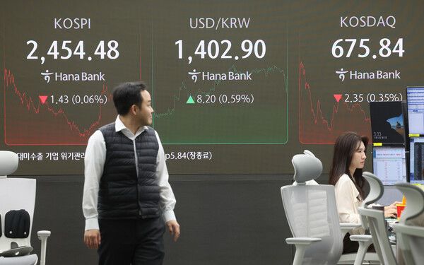 2일 오후 서울 중구 하나은행 본점 딜링룸 모습 [연합뉴스]