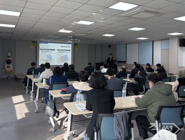 지난 18일 부산&nbsp;해운대구 좌4동 문화센터에서 열린 ‘찾아가는 미래도시지원센터’에서 주민들이 설명을 듣고 있다 [LH]