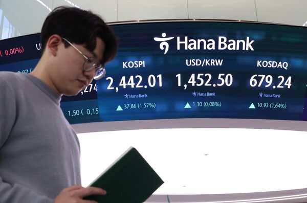 &nbsp;23일 오후 서울 중구 하나은행 본점 딜링룸 모습 [연합뉴스]