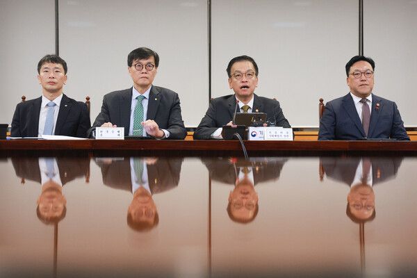 최상목 경제부총리 겸 기획재정부 장관이 19일 오전 서울 중구 은행회관에서 열린 거시경제금융회의에서 발언하고 있다. (왼쪽부터) 이복현 금감원장, 이창용 한국은행 총재, 최 부총리, 김병환 금융위원장 [연합뉴스]