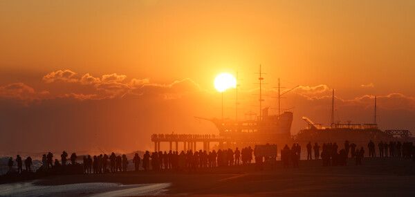 2025년 새해를 열흘가량 앞둔 22일 해맞이 명소인 강원 강릉시 정동진 해변에서 관광객들이 일출을 바라보고 있다. [연합뉴스]