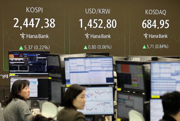 24일 서울 중구 하나은행 딜링룸 모습 [연합뉴스]