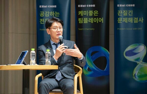 이강철 KT 위즈 감독이 지난 23일 케이뱅크 임직원을 대상으로 리더십 강의를 진행하고 있다. [케이뱅크]