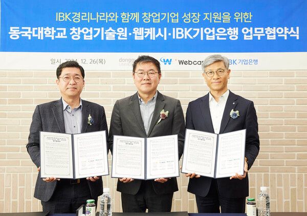 26일 서울 중구 을지로 IBK파이낸스타워에서 열린 업무협약식에서 임문택 IBK기업은행 기업고객그룹 부행장(오른쪽), 유광호 동국대학교 창업기술원 원장(가운데), 강원주 웹케시 대표이사(왼쪽)가 기념촬영을 하고 있다. [IBK기업은행]