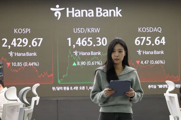 &nbsp;26일 서울 중구 하나은행 본점 딜링룸 모습 [연합뉴스]