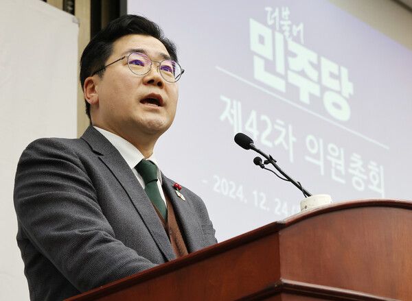 더불어민주당 박찬대 원내대표가 24일 오후 국회에서 열린 의원총회에서 발언하고 있다.[연합뉴스]