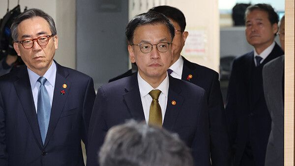 27일 ‘대통령 권한대행’으로서 일정을 개시하는 최상목 부총리 겸 기획재정부 장관. [KBS뉴스 갈무리]