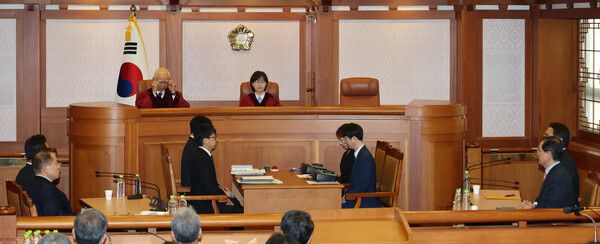 정형식, 이미선 헌법재판관이 27일 서울 종로구 헌법재판소 소심판정에서 윤석열 대통령 탄핵 심판 첫 변론준비기일을 진행하고 있다. [연합뉴스]