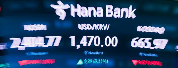 27일 오후 서울 중구 하나은행 딜링룸에 모니터에 이날 거래중인 코스피와 원/달러 환율 거래가가 표시돼 있다. [연합뉴스]