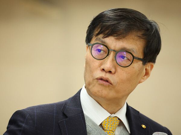 한국은행이 내년 추가 금리 인하를 예고하면서 은행권의 이자이익 축소가 예상된다. 사진은 이창용한국은행 총재. [연합뉴스]