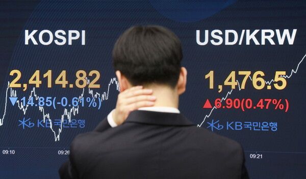 27일 10시 경 KB국민은행 여의도 딜링룸 모습 [KB국민은행]