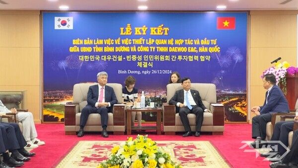 (왼쪽부터) 정원주 대우건설 회장과&nbsp;보 반 밍&nbsp;(Vo Van Minh) 빈즈엉성 성장이 지난 26일 면담하고 있다 [대우건설]