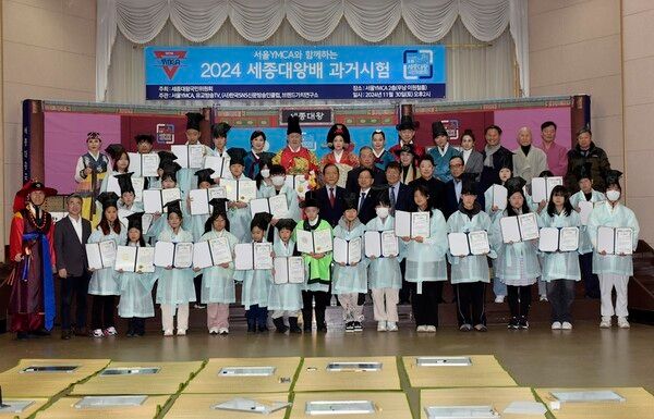 세종대왕 과거제 전체 수상자와 함께 기념 촬영을 하고 있다. [세종대왕국민위원회]