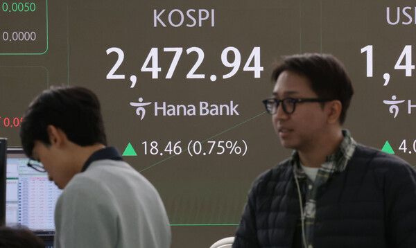 3일 오전 서울 중구 하나은행 본점 딜링룸 모습 [연합뉴스]