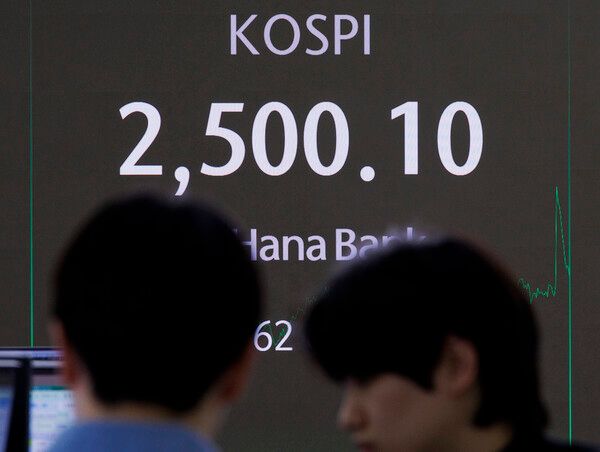 코스피는 3일 전 거래일 대비 45.62(1.86%) 오른 2500.10으로 장을 마쳤다. 서울 중구 하나은행 본점 딜링룸. [연합뉴스]