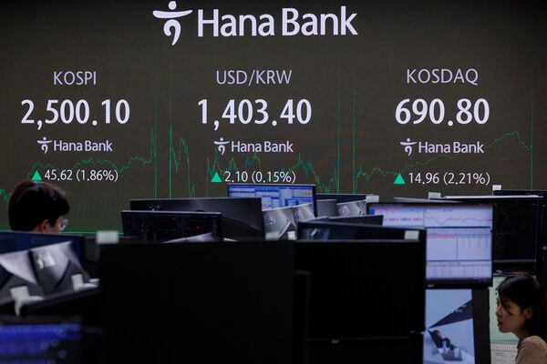 3일 오후 서울 중구 하나은행 본점 딜링룸 모습 [연합뉴스]