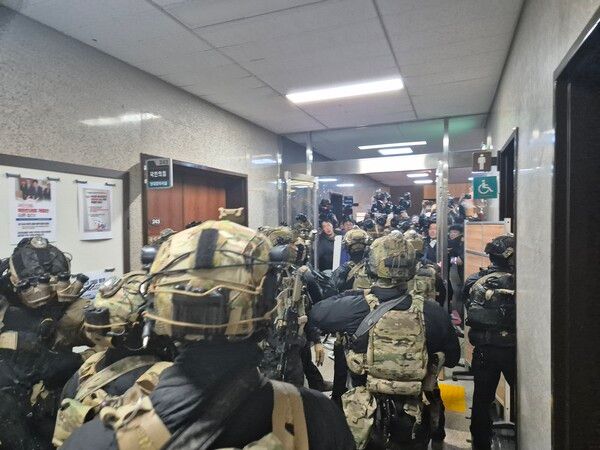 윤석열 대통령이 3일 저녁 비상계엄을 선포한 가운데 4일 밤 서울 국회의사당에서 계엄군이 국회 본청으로 진입하고 있다. [연합뉴스]