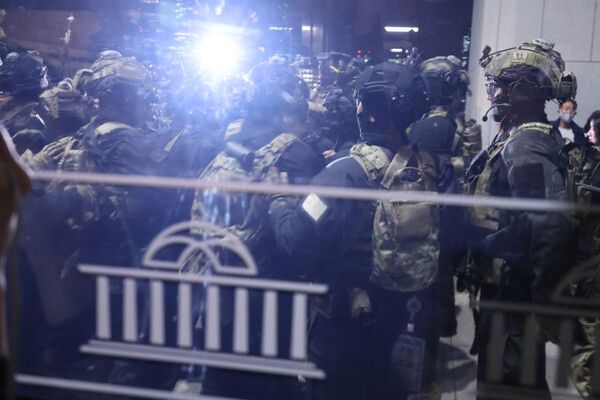 윤석열 대통령이 3일 밤 비상계엄을 선포한 가운데 4일 자정께 서울 영등포구 여의도 국회 본관으로 계엄군이 진입 준비를 하고 있다. [연합뉴스]