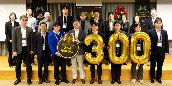 조영서 KB금융그룹 디지털부문 부사장이(아랫줄 왼쪽에서 네번째) 4일 '2024 HUB Day'에 참석한 스타트업의 임직원들과 기념촬영을 하고 있다. [KB금융그룹]