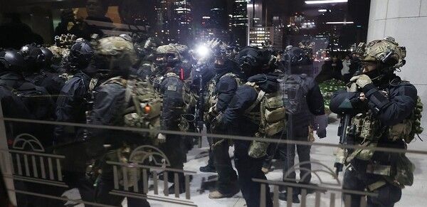 국회 본관 진입 준비하는 계엄군. [연합뉴스]