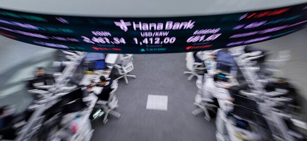 4일 오전 서울 중구 하나은행 딜링룸 전광판에 이날 거래를 시작한 코스피, 원/달러 환율, 코스닥 지수가 표시돼 있다. [연합뉴스]