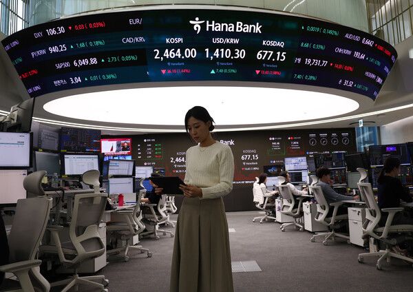 &nbsp;4일 오후 서울 하나은행 본점 딜링룸 모습 [연합뉴스]